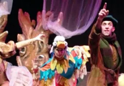Una scena dallo spettacolo Peter Pan della compagnia Fantateatro, che fa parte dei laboratori del concorso